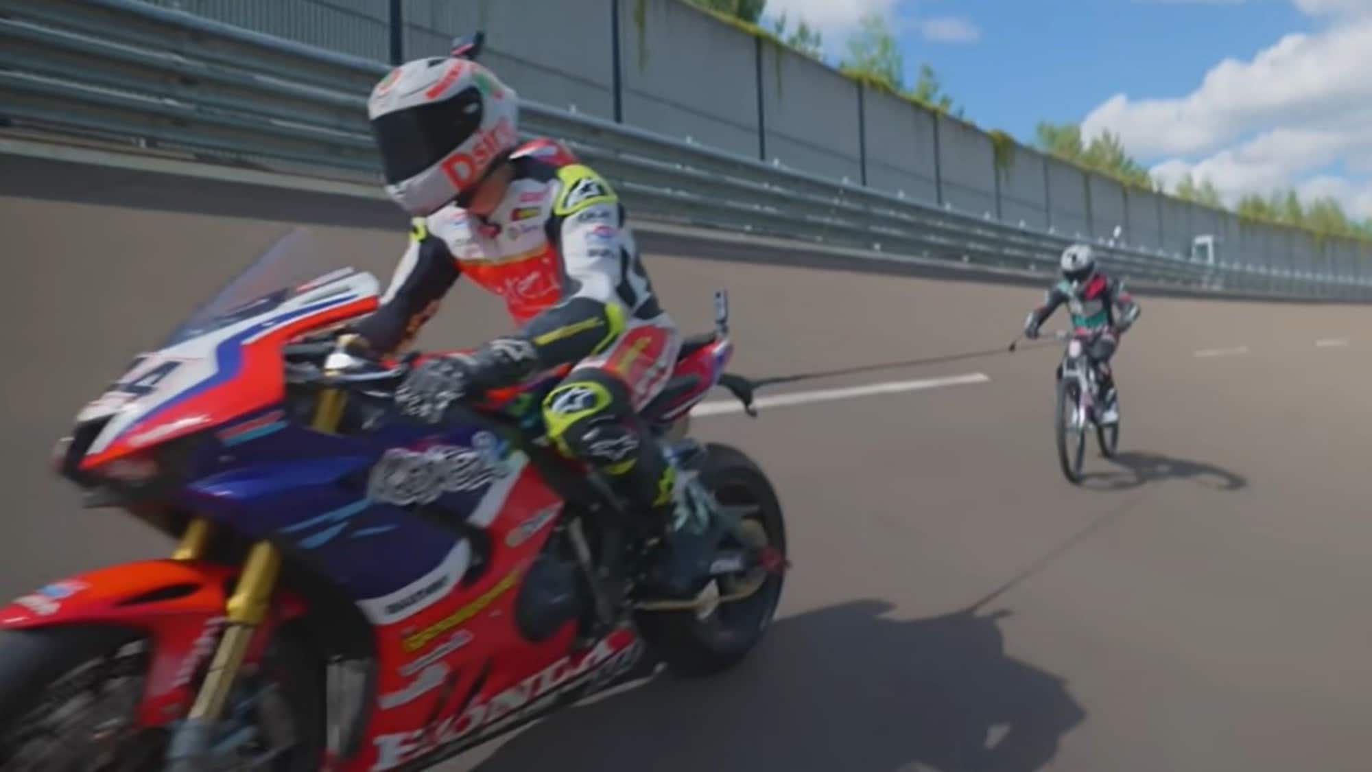 In bici a 272 km/h: trainato ad una Honda CBR1000RR-R