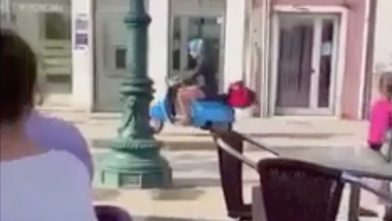 In Vespa a Venezia, dove si circola solo a piedi: daspo per un 19enne