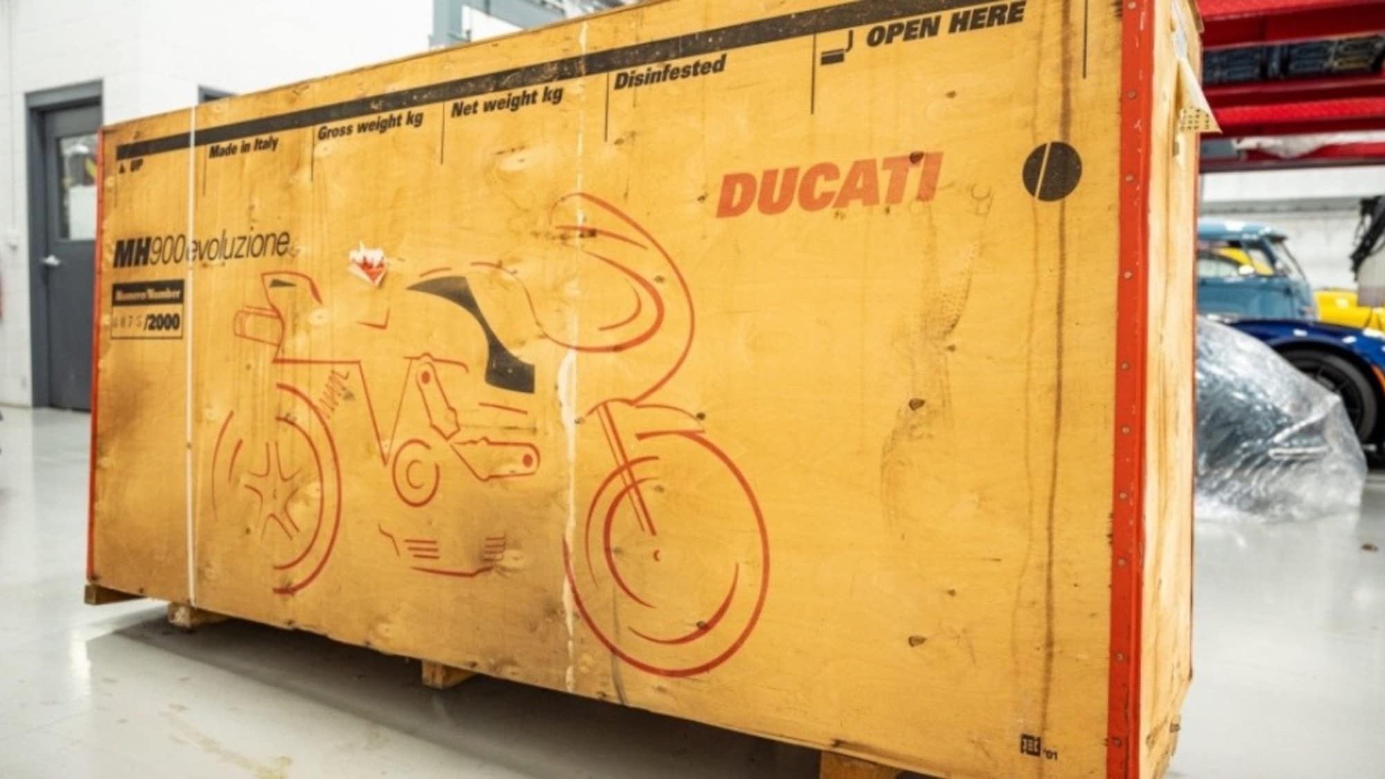 Ducati MH900e scoperta dopo vent’anni ancora nell’imballaggio
