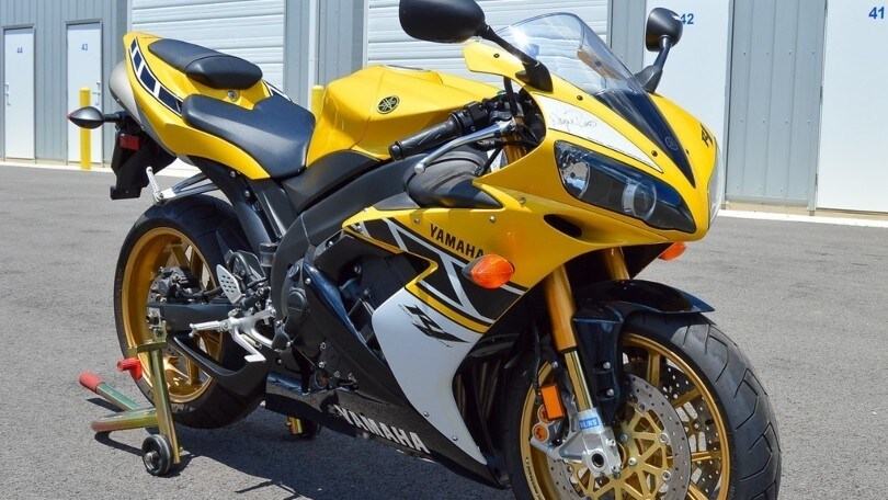In vendita all'asta una Yamaha YZF-R1 firmata da Wayne Rainey