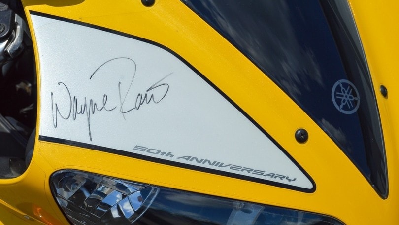 In vendita all'asta una Yamaha YZF-R1 firmata da Wayne Rainey