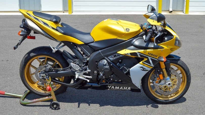 In vendita all'asta una Yamaha YZF-R1 firmata da Wayne Rainey
