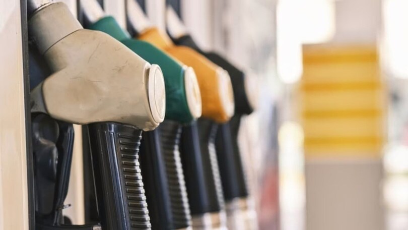 Caro carburanti, i prezzi di benzina e diesel continuano a scendere