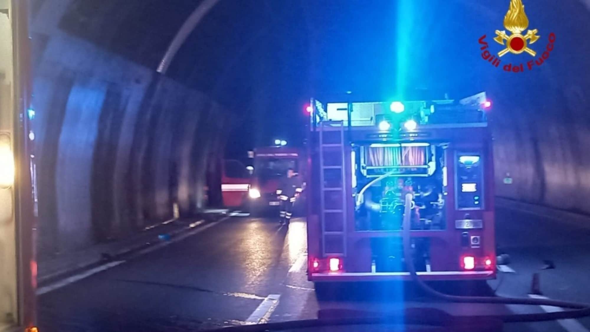 Terribile incidente sulla A10: motociclisti cadono e vengono investiti