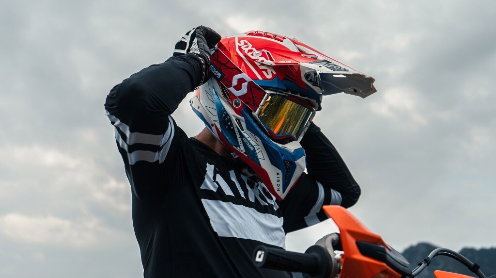 Airoh Aviator 3 Six Days France: il casco che rende onore all'enduro