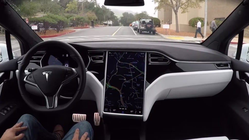 Occhio alle moto: sembra che il pilota automatico Tesla non le veda
