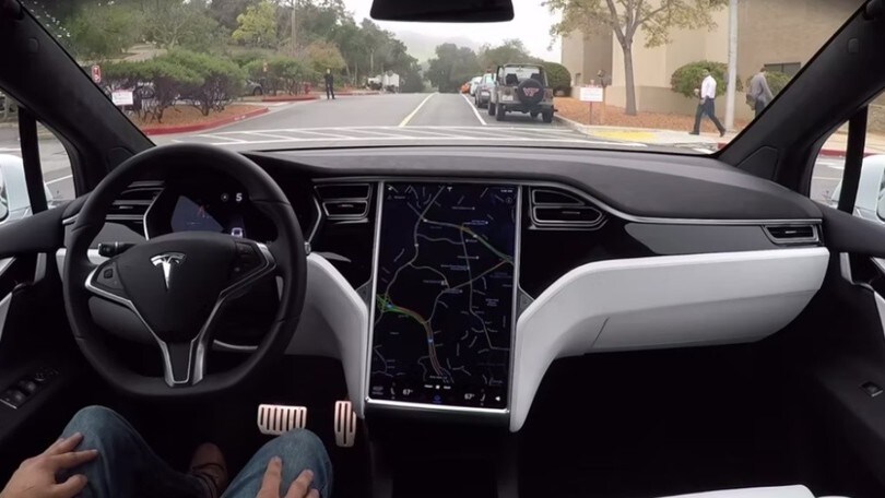 Occhio alle moto: sembra che il pilota automatico Tesla non le veda