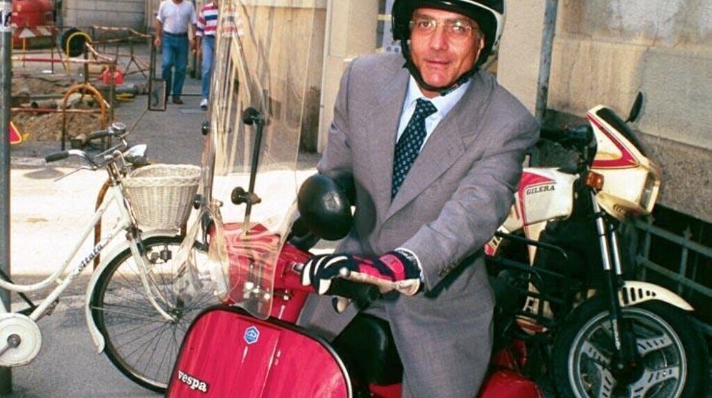 Dalla poltrona alla sella: in politica è par condicio per le due ruote