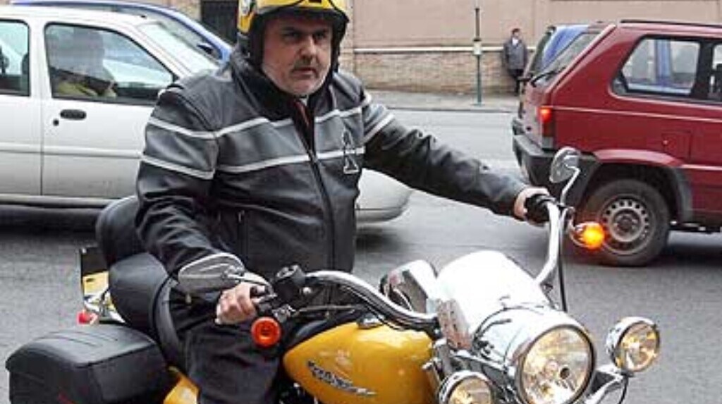 Dalla poltrona alla sella: in politica è par condicio per le due ruote