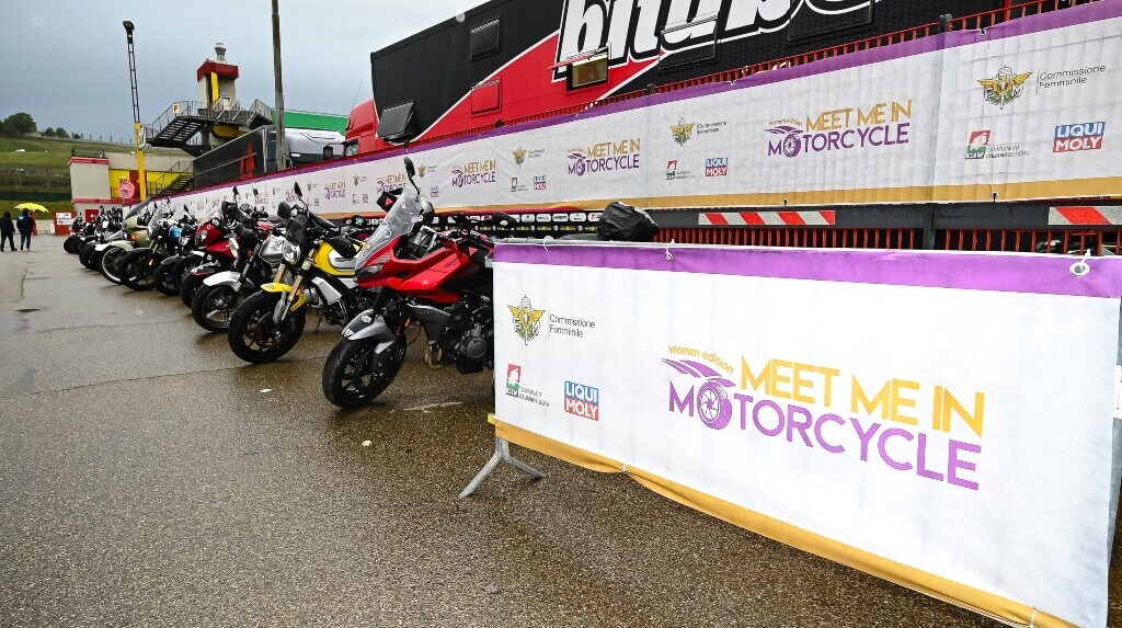 Il lato rosa del motociclismo al Mugello col "Meet me in Motorcycle"