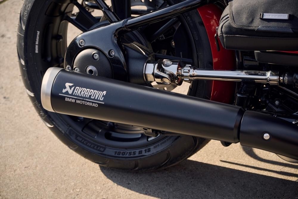 BMW R18, più grinta con i silenziatori Akrapovic