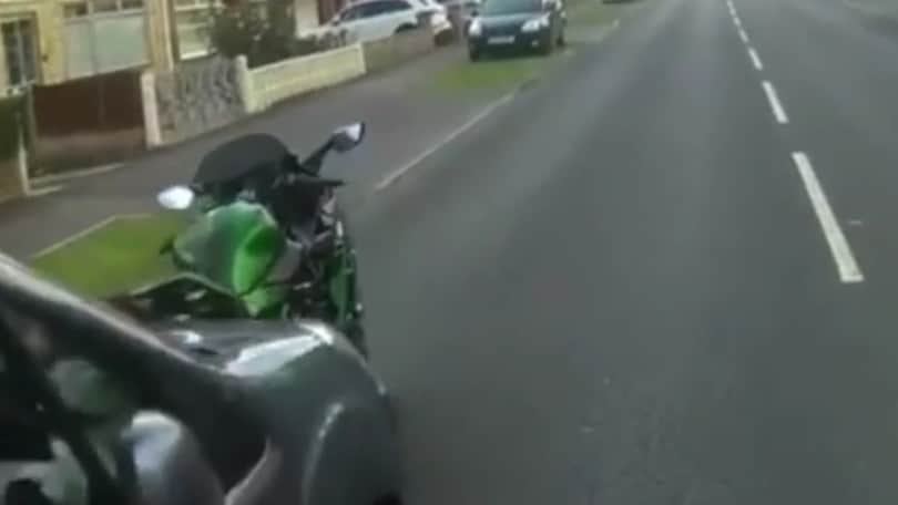 Insulta il nonno e lui gli schiaccia la moto con l'automobile