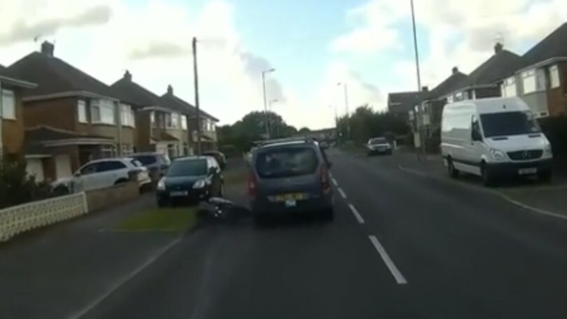 Mai sottovalutare un anziano: motociclista beffato e moto finita male