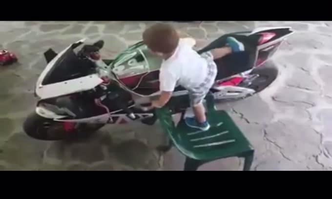 Bambino di 3 anni sale sull'Aprilia RSV4 dei genitori e mette in moto