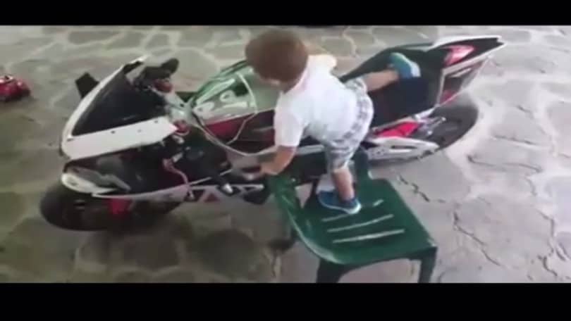 Bambino di 3 anni sale sull'Aprilia RSV4 dei genitori e mette in moto