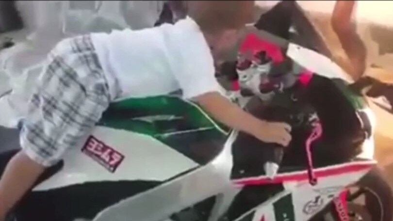 Bimbo sale di nascosto sulla moto: il trucco utilizzato è esilarante!