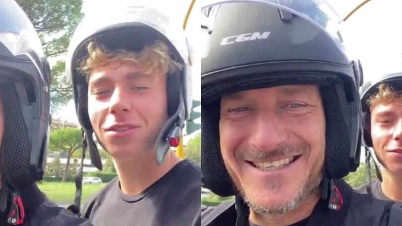 Totti, in motorino per le vie di Roma e con lui c'è... il figlio Cristian!