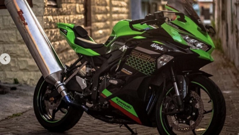 Una Kawasaki ZX-25R "cannonata"... e i vicini ringraziano