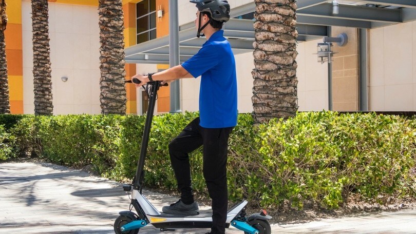 Monopattini, casco e assicurazione obbligatori: la proposta dalla Puglia