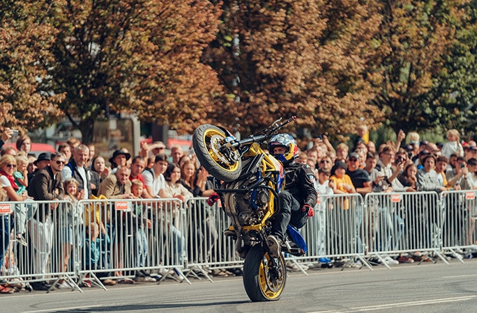 La più lunga impennata di sempre in moto, ma... senza mani! VIDEO