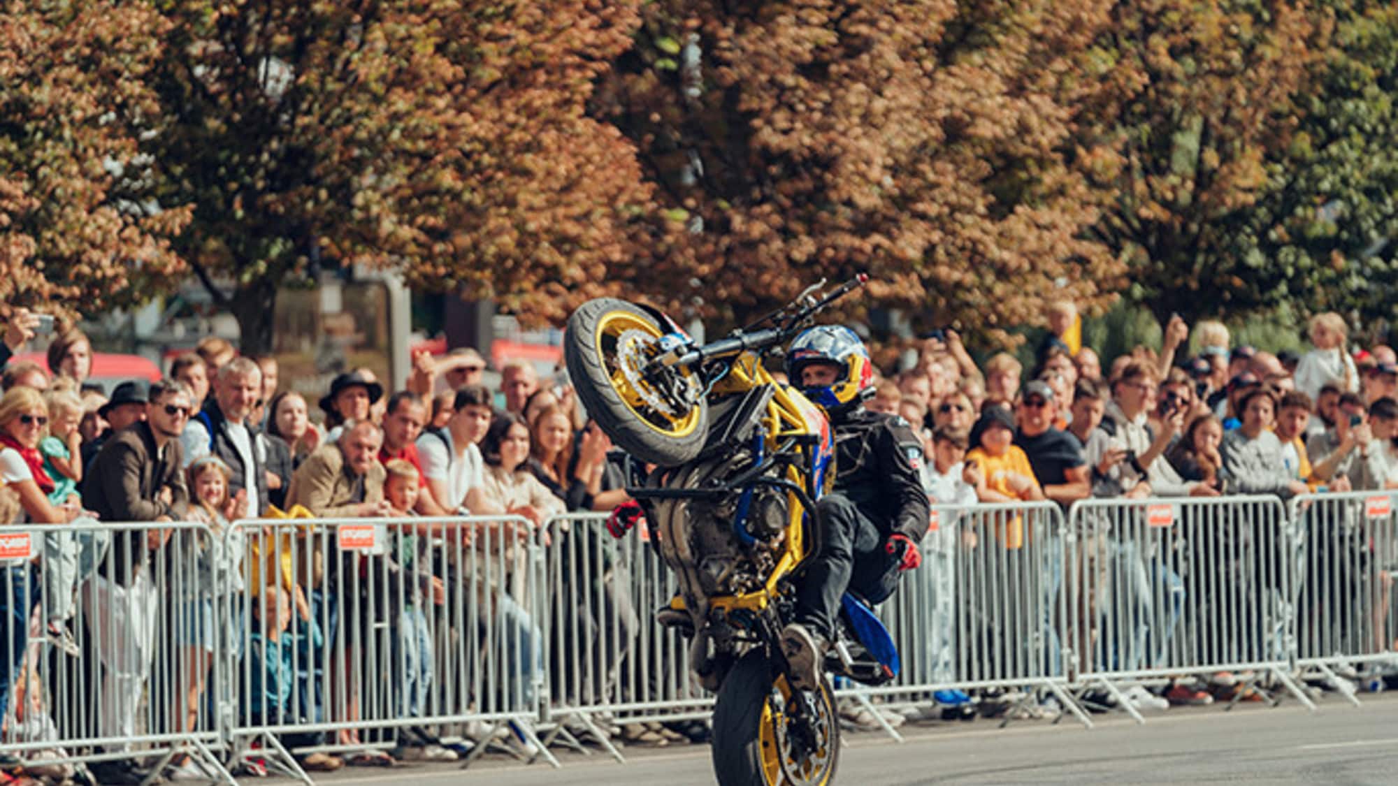 La più lunga impennata di sempre in moto, ma... senza mani! VIDEO