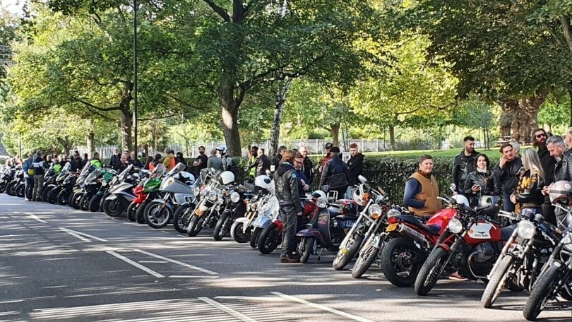 Londra, motociclisti contro le tariffe dei parcheggi: 16mila euro l’anno