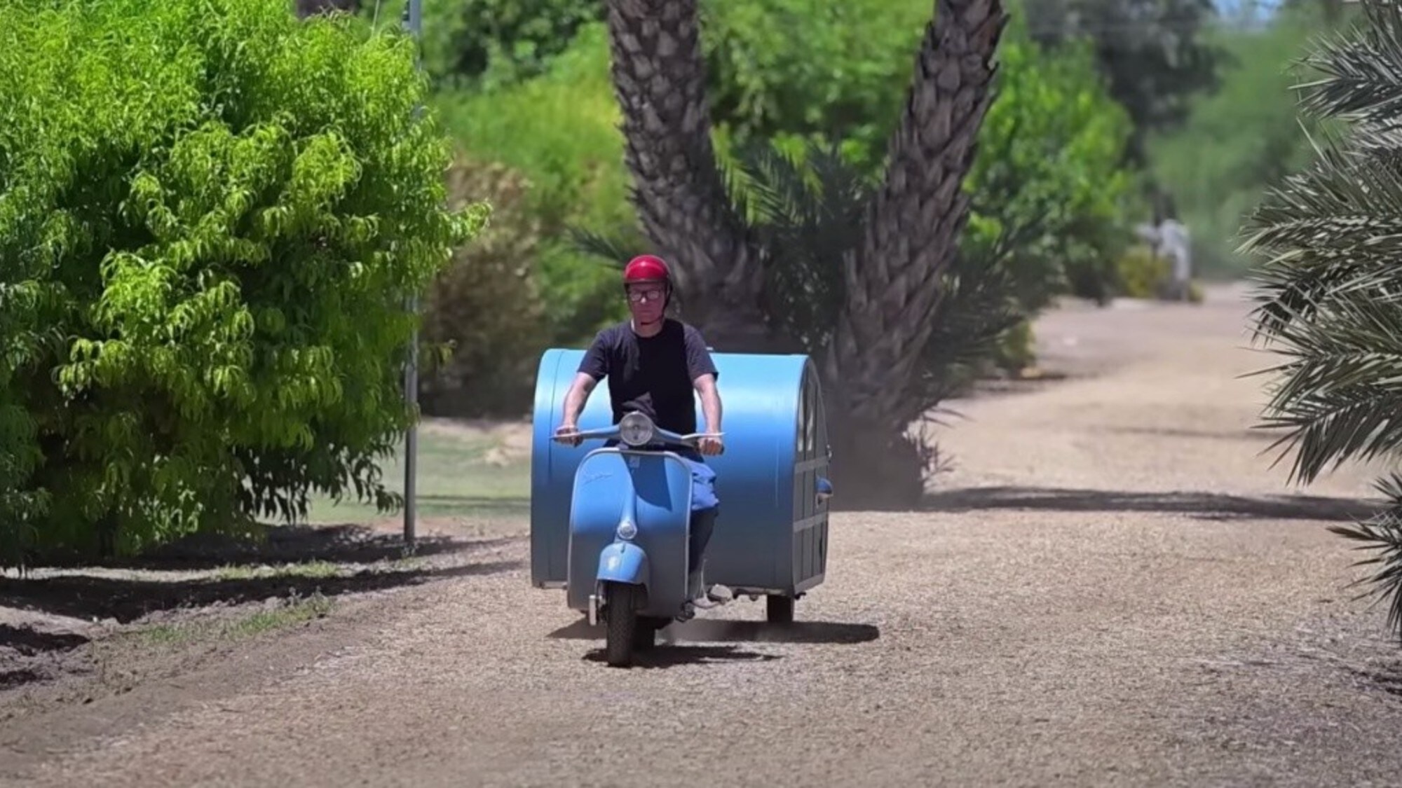 Vespa con rimorchio, dall’Arizona il campeggio mobile