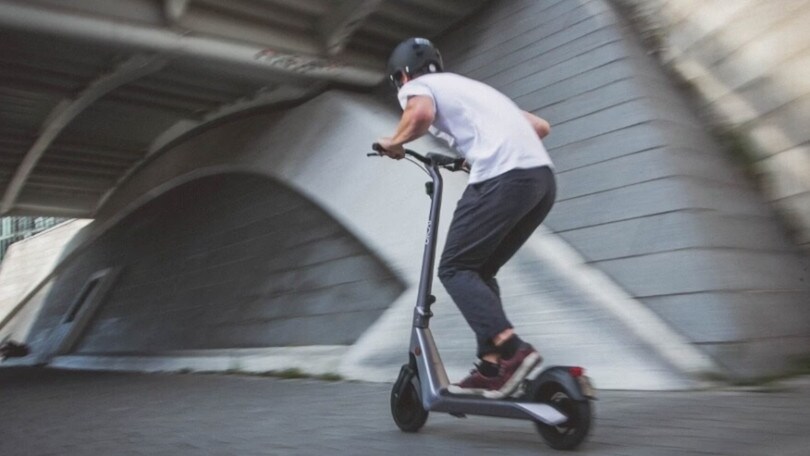 "Pericolosi e creano caos": una città italiana rifiuta i monopattini