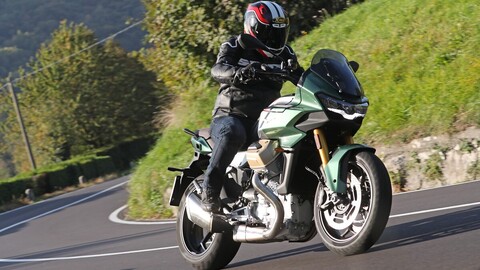 Moto Guzzi V100 Mandello S: la gallery del test