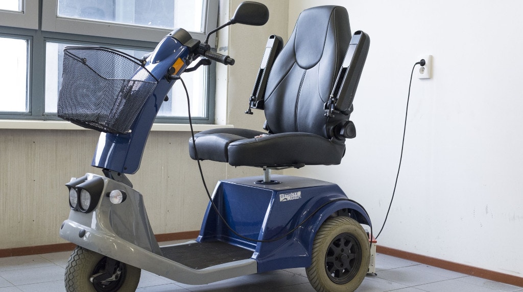 Rubato scooter ad un anziano disabile: la comunità gliene regala un altro