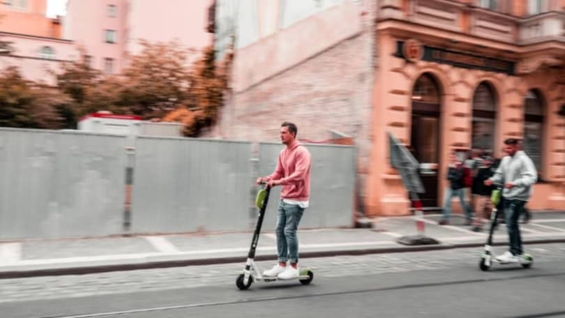 E-bike e monopattini, allarme cadute e traumi: cosa dicono i medici