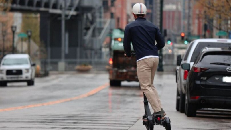 Si può usare il telefono sul monopattino? Cosa dice la Legge