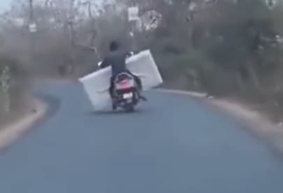Trasporta il materasso con uno scooter: l'incidente è inevitabile!