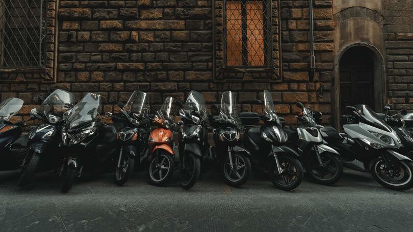 Parigi: 200.000 multe a moto e scooter, ma solo endotermiche