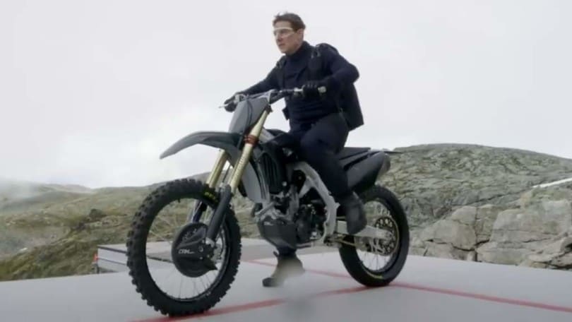Tom Cruise senza limiti: per Mission Impossibile 7 si lancia nel vuoto con una Honda CRF