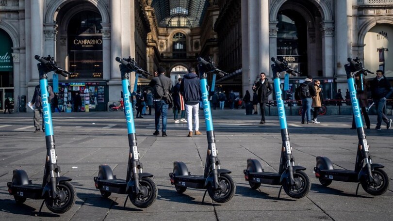 Monopattini, stretta su patente, casco e targhe