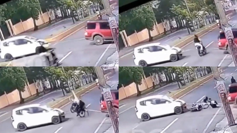 Il clamoroso incidente di uno scooter che impatta con un’auto trainata VIDEO