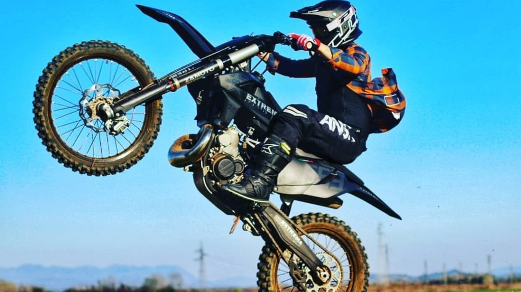 Motociclisti e multe: cosa si rischia se si impenna con la moto?
