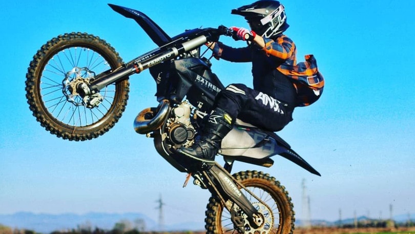 Motociclisti e multe: cosa si rischia se si impenna con la moto?