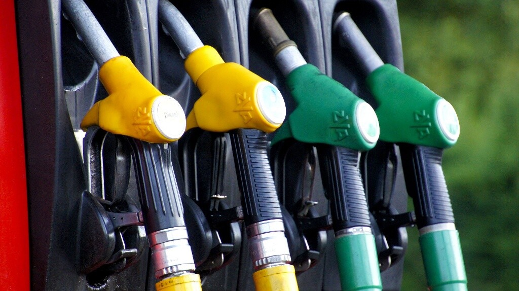 Prezzo benzina: niente tagli alle accise ma più multe e trasparenza
