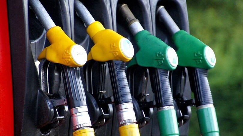 Prezzo benzina: niente tagli alle accise ma più multe e trasparenza