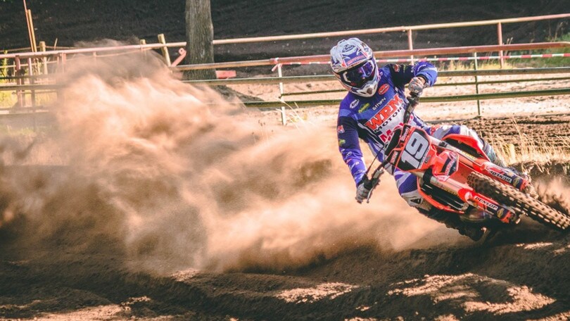 Sequestravano moto e le rivendevano agli "amici": due poliziotti agli arresti