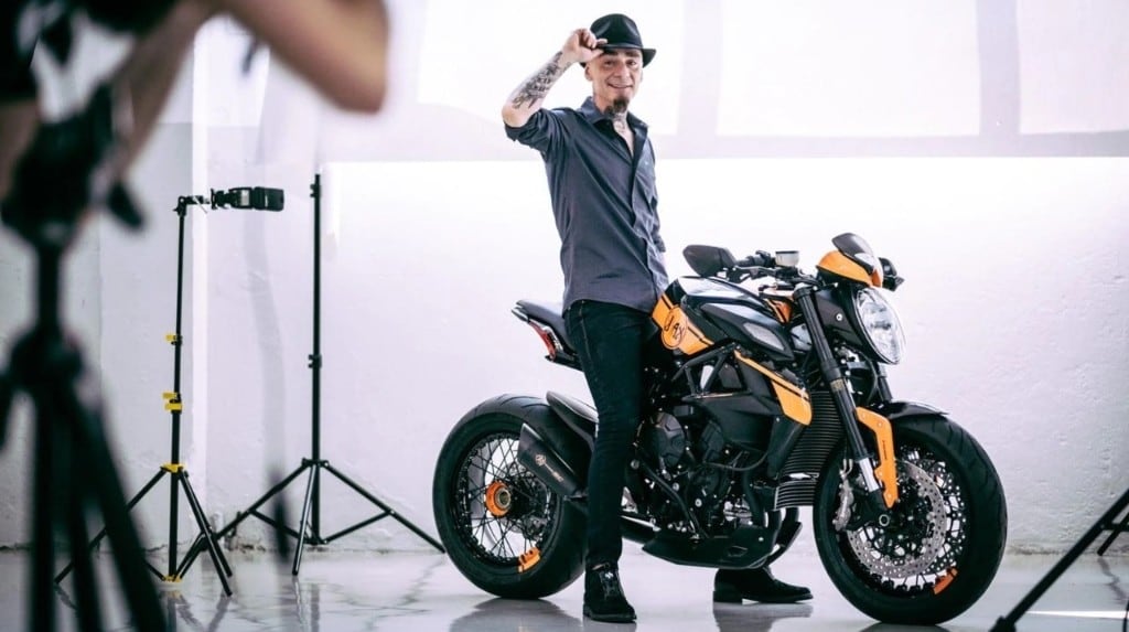 Sanremo 2023, non solo musica: i concorrenti pazzi per le moto