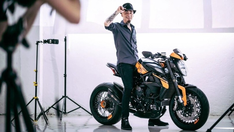 Sanremo 2023, non solo musica: i concorrenti pazzi per le moto