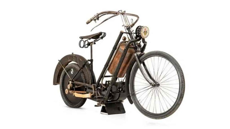 Parigi, venduta all'asta la moto di serie più antica che esista