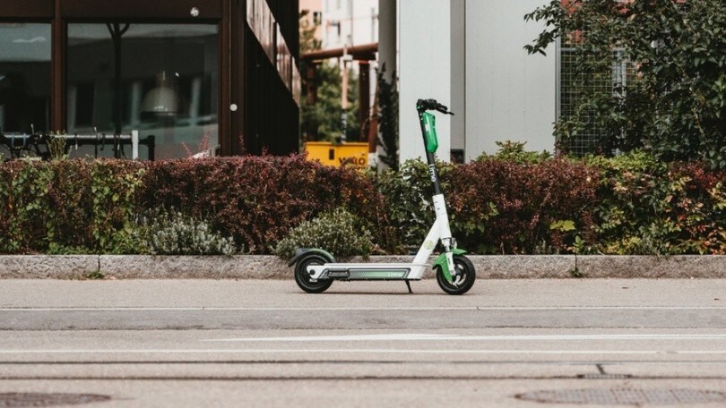 Arezzo, polizia ferma monopattino elettrico: era tarato a 90 km/h