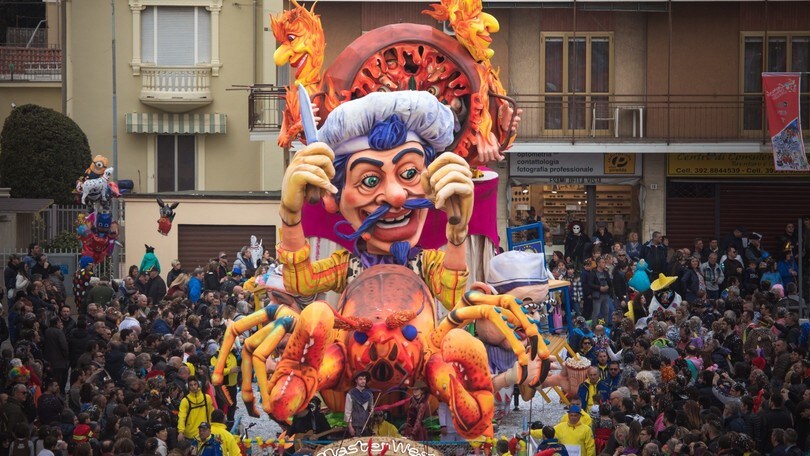 In moto verso due borghi piemontesi per festeggiare il Carnevale