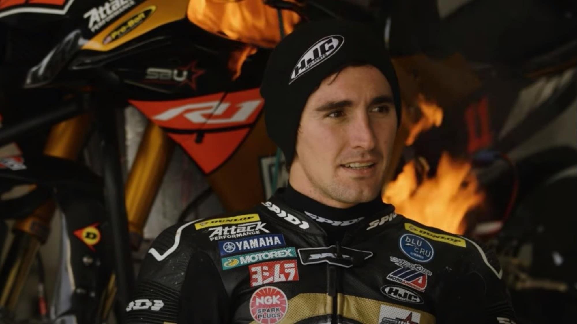 Intervista al pilota e la sua moto va a fuoco dopo 17 secondi