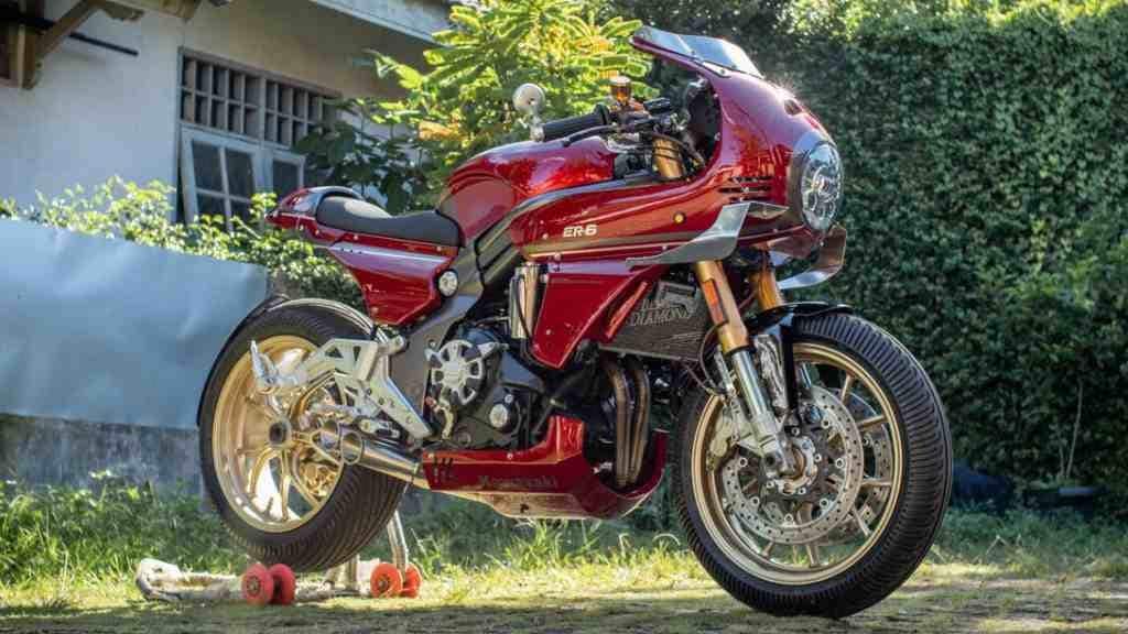 Una Kawasaki un po' Superveloce e qualche Ducati qui e lì: la café racer di Batakastem