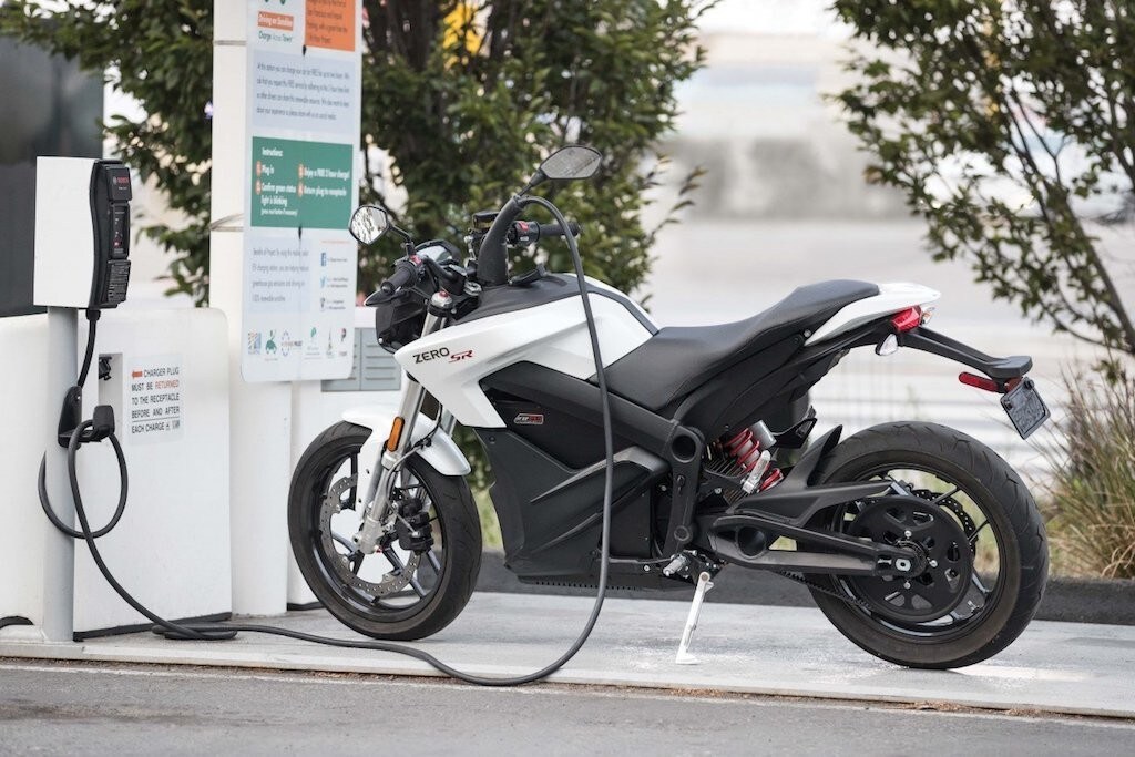 Rivoluzione elettrica nel 2035: e le moto?